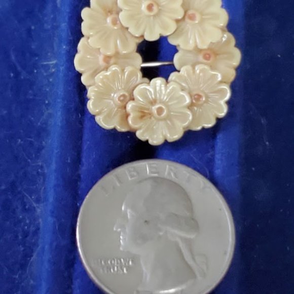 Vintage Celluloid Flower Micro Brooch - Picture 5 of 5